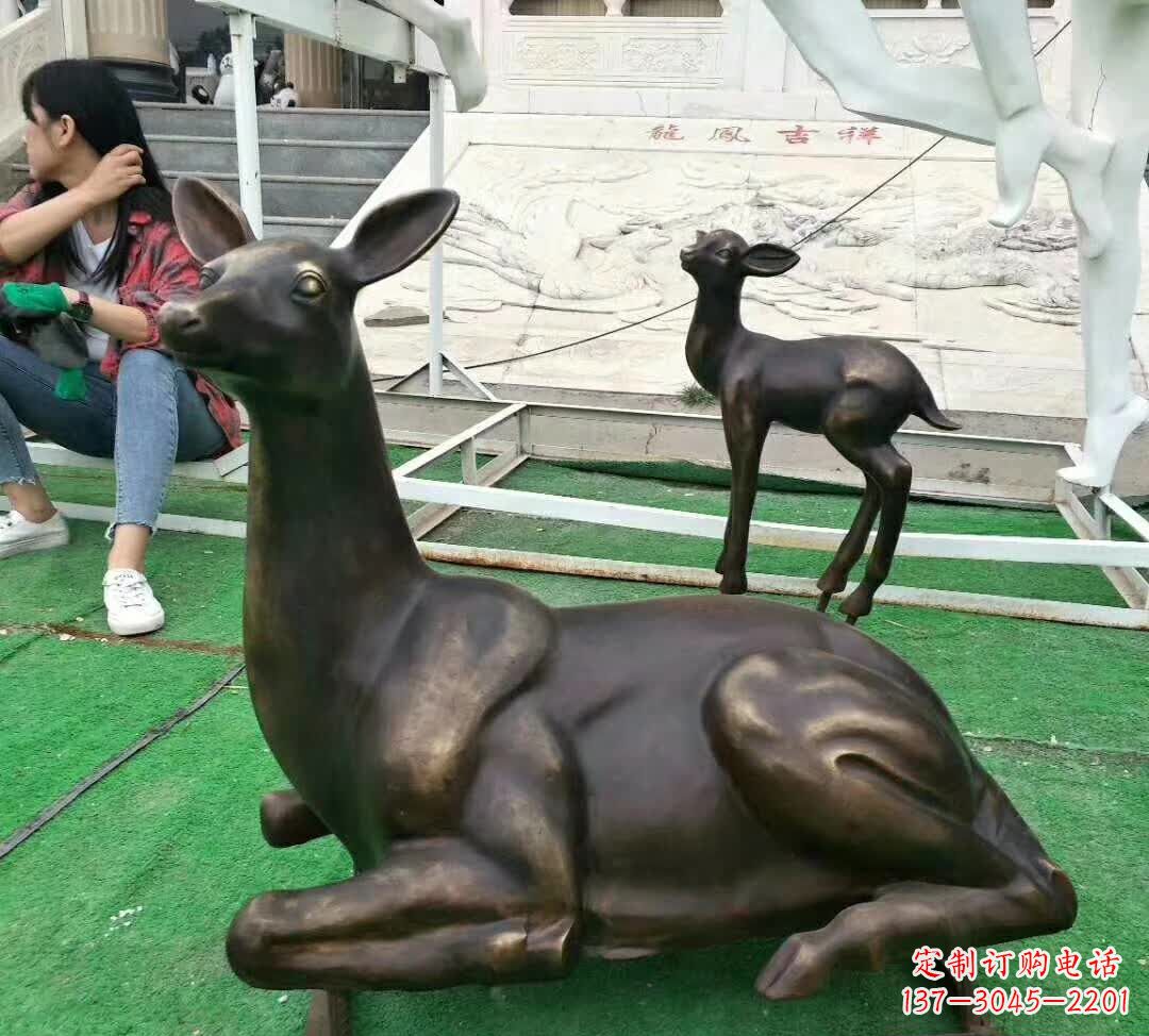 聊城铸铜广场动物鹿雕塑