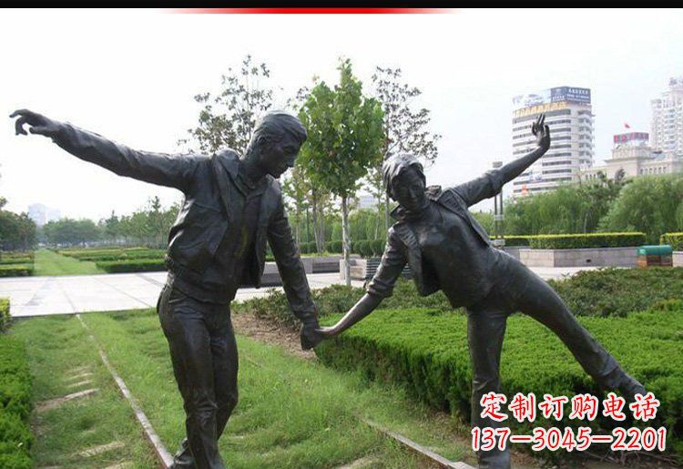 聊城走铁轨的情侣铜雕