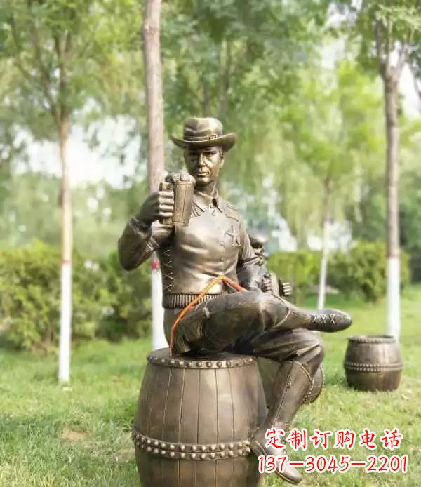 聊城坐酒桶喝啤酒的牛仔铜雕