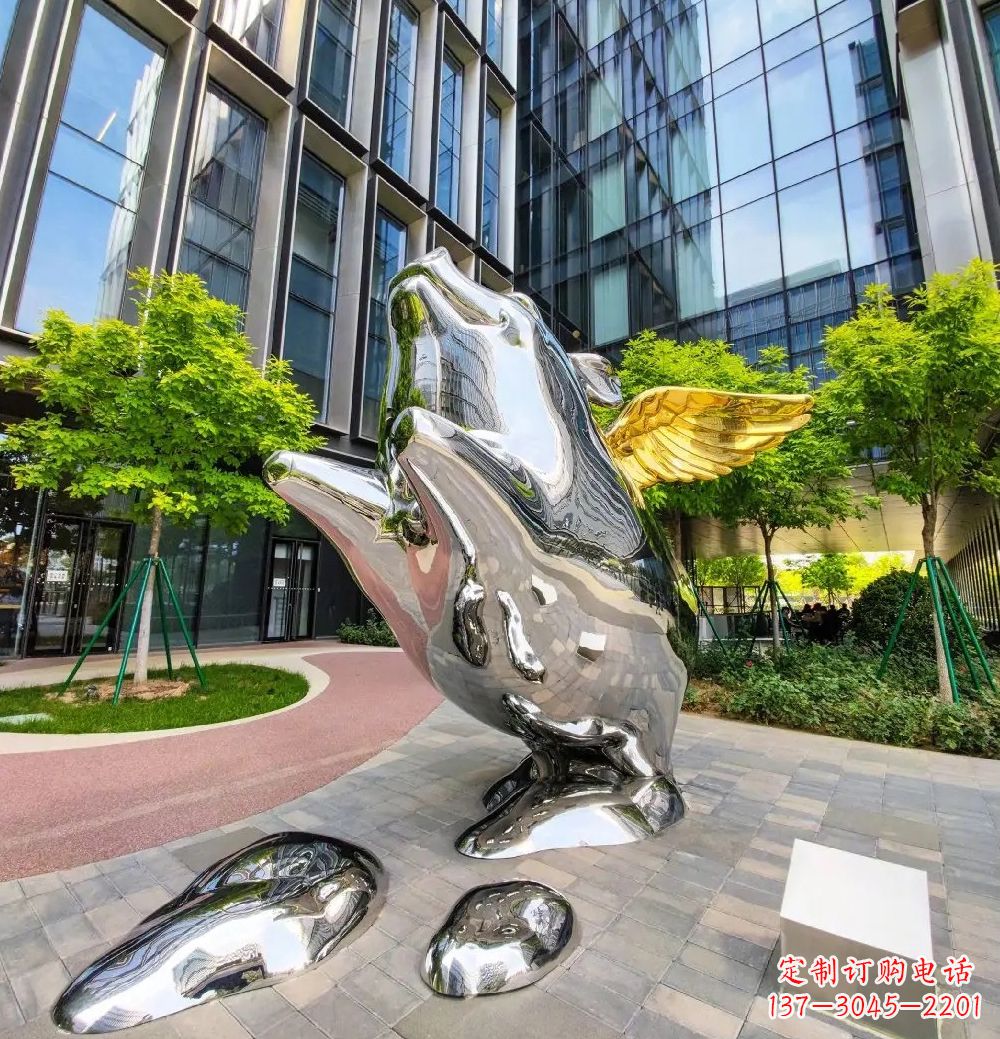 聊城猪雕塑-酒店门口一只带翅膀不锈钢镜面猪雕塑